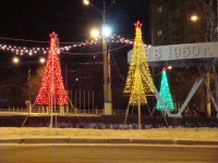 Изготовление и установка искусственных елок из светового диодного дождя. Изготовление и установка искусственных елок из светового диодного дождя.
