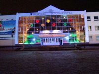 Монтаж гирлянды светового дождя (световой занавес) в ДК Химик Монтаж гирлянды светового дождя (световой занавес) в ДК Химик
